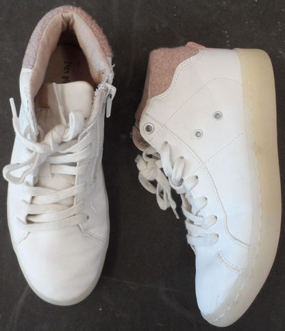 Witte sneakers