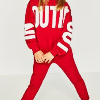 Sweatshirt rood rood met witte letters